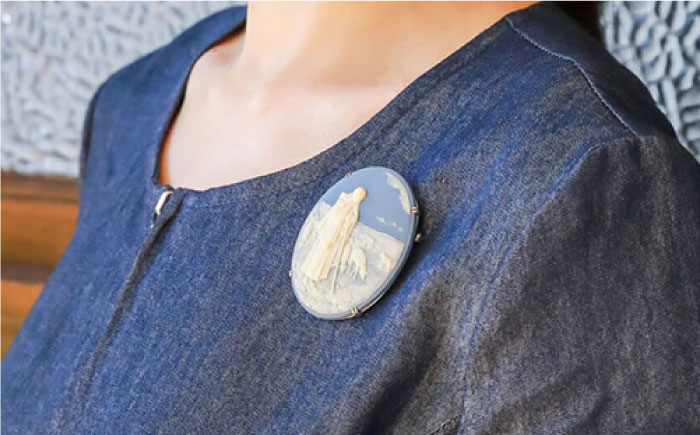 グランカメオ 羊飼いの少女（特大） ブローチ ペンダントトップ / アクセサリー 装飾品 ブローチ ペンダント カメオ アンティーク レトロ / 瀬戸市 / 陶華 [BBCD003]