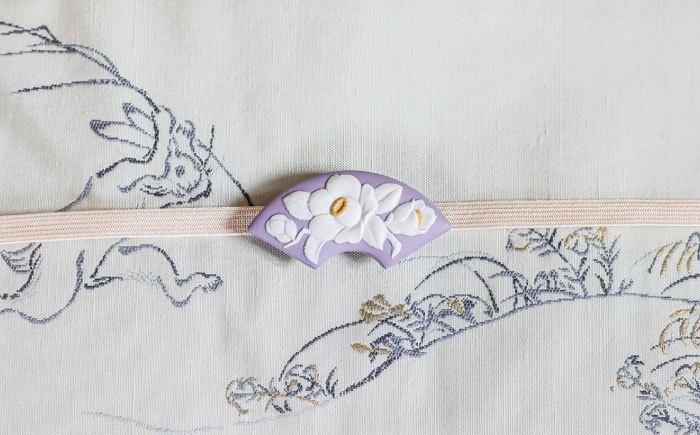 ＜帯留＞ 椿 紫色 /着物 小物 ギフト 贈り物 / 瀬戸市 / 陶華 [BBCD011]