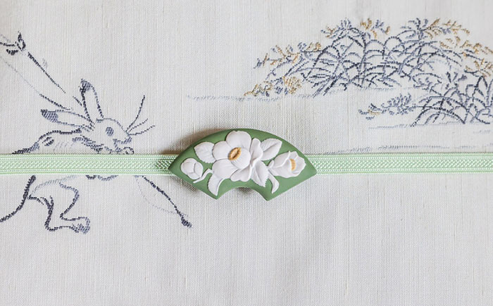 ＜帯留＞ 椿 海松色 /着物 小物 ギフト 贈り物 / 瀬戸市 / 陶華 [BBCD012]