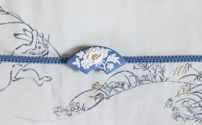 ＜帯留＞牡丹 紺色  /着物 小物 ギフト 贈り物 / 瀬戸市 / 陶華 [BBCD013]