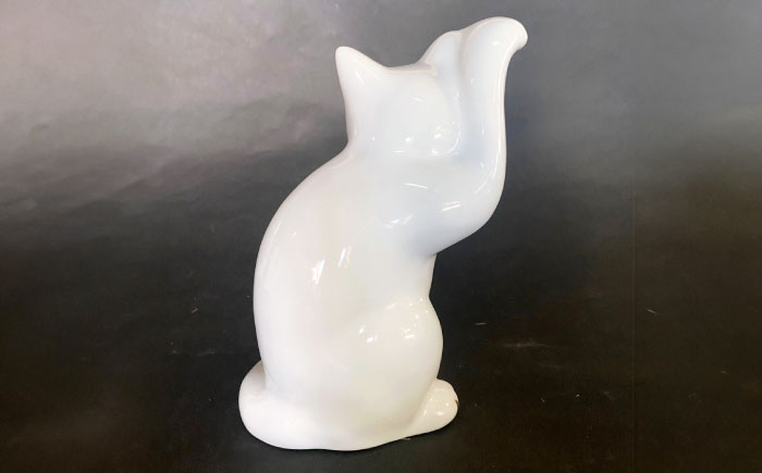 【瀬戸焼】横猫 本金 右手上げ 17.5cm 化粧箱入り 【スズカ】 / 招き猫 金運 財運 [BBDJ009]