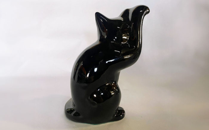 【瀬戸焼】横猫 ブラック プラチナ 右手上げ 17.5cm 化粧箱入り 【スズカ】 / 招き猫 商売繁盛 幸運 [BBDJ010]