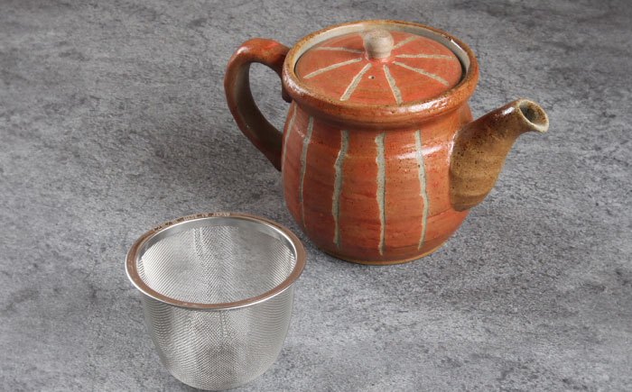 【瀬戸焼】 「舞陶館」　線彫　ポット急須・赤色（金網茶こし付）１個 【松本陶器株式会社】/ 急須 ポット / 瀬戸市 [BBDX008]