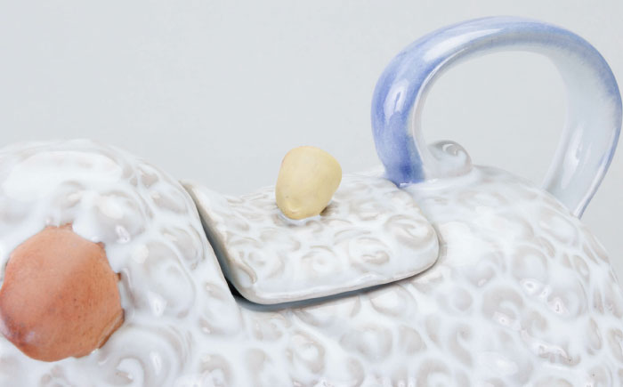 【瀬戸焼】 ティーポット ヒツジ 【かしわ窯】 / 食器 急須 ギフト / 瀬戸市 [BBAJ047]