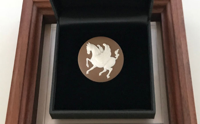 ペガサス ブローチ&ペンダントトップ　ブラウン / ペンダント ネックレス ブローチ アクセサリー ギフト 贈り物 / 瀬戸市 / 陶華 [BBCD017]