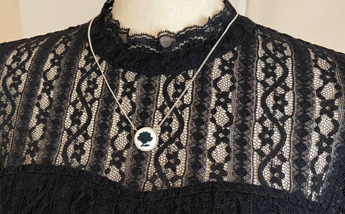 ＜ROUND＞シルバーペンダント 薔薇 ホワイト / ペンダント ネックレス アクセサリー ギフト 贈り物 / 瀬戸市 / 陶華 [BBCD020]