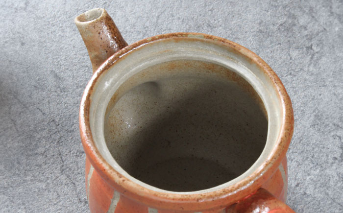 【瀬戸焼】 「舞陶館」　線彫　ポット急須・赤色（金網茶こし付）１個 【松本陶器株式会社】/ 急須 ポット / 瀬戸市 [BBDX008]