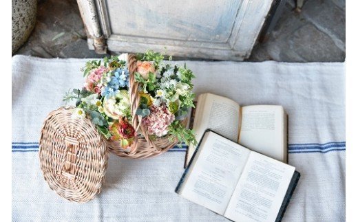 ~定期便~季節のお花をたっぷり詰め込んだフラワーアレンジメント