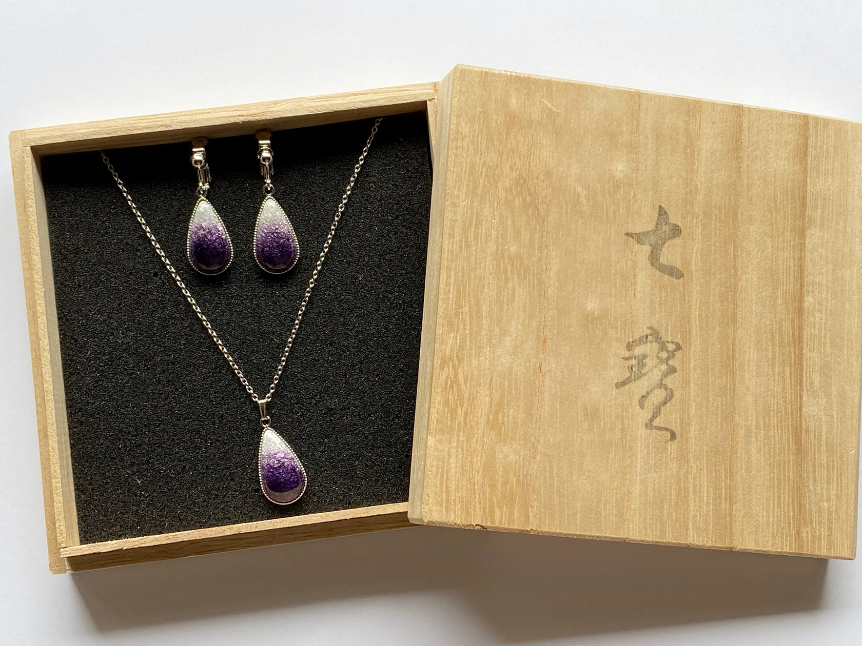 藤色の七宝焼アクセサリー2点セット(ネックレス、イヤリング)	