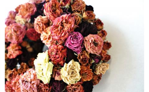 【地産地消】バラづくしの華やぎドライフラワーリース  4色以上のバラを使用 壁掛け可能 インテリア プレゼント H092-060