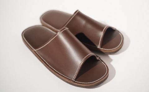 靴職人手作りの本革「スリッパ」 ダークブラウン （Ｌ・２Ｌ） ルームシューズ 部屋履き 雑貨 日用品 革 本革 高級 ギフト プレゼント 贈答 茶 災害 H066-031