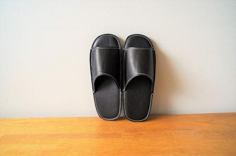 靴職人手作りの本革「スリッパ」 ブラック （L・２L) ルームシューズ 部屋履き 雑貨 日用品 革 本革 高級 ギフト プレゼント 贈答 黒 災害 H066-052