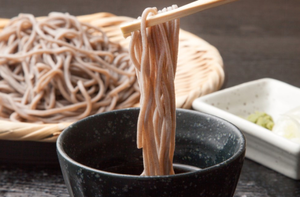 【12月24日受付分まで年内発送】おいしいそばつゆ大賞2023第1位 グランプリ獲得！七福醸造が本気で挑戦した辛口そばつゆ 日本のつゆ300ml 2本セット つゆ  そば 蕎麦 そうめん ざるそば かつお節 しょうゆ 出汁 だし 年越し H001-083