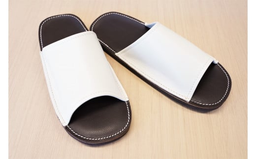 靴職人手作りの本革「スリッパ」 ホワイト×ダークブラウン キッズサイズ ルームシューズ 部屋履き 雑貨 日用品 革 本革 高級 ギフト プレゼント 贈答 白 茶 災害 子ども H066-058
