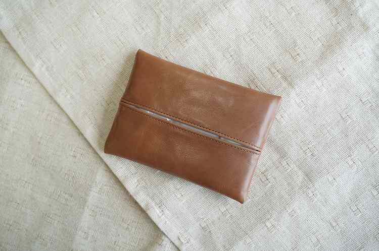 やわらかい本革「ポケットティッシュケース」キャメル 革 ティッシュ ポケットティッシュ 茶 子牛 カーフレザー 薄い 軽い やわらかい 本革 ティッシュカバー H066-063