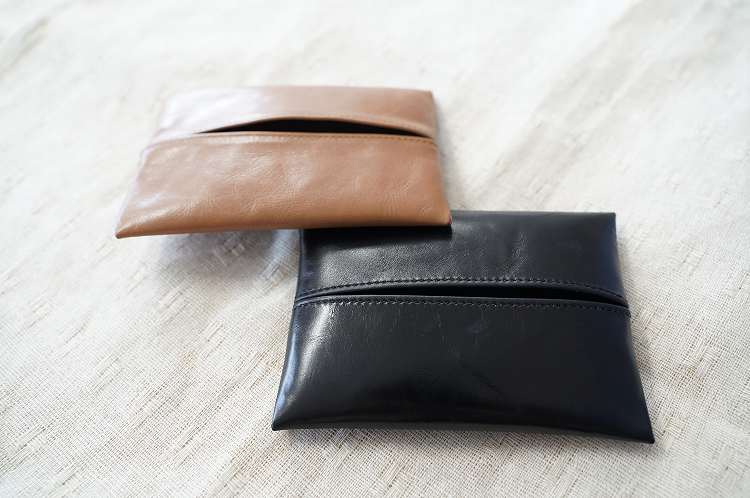 やわらかい本革「ポケットティッシュケース」２個セット 革 ティッシュ ポケットティッシュ 黒 茶 ブラック キャメル 子牛 カーフレザー 薄い 軽い やわらかい 本革 ティッシュカバー H066-064