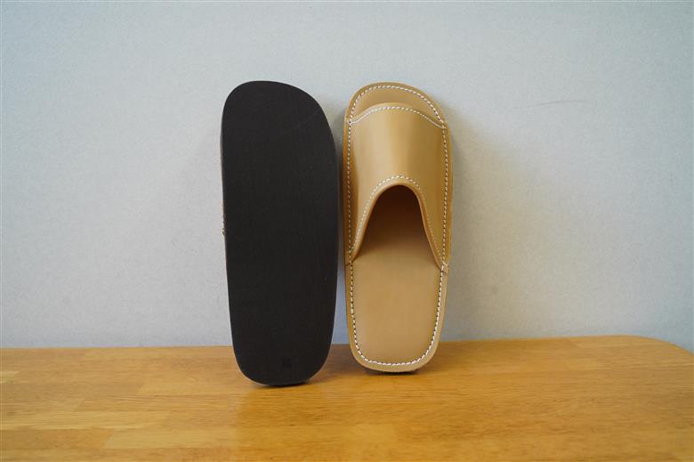 靴職人手作りの本革「スリッパ」 ライトキャメル （S・M） ルームシューズ 部屋履き 雑貨 日用品 革 本革 高級 ギフト プレゼント 贈答 茶色 薄い茶色 キャメル 災害 H066-065