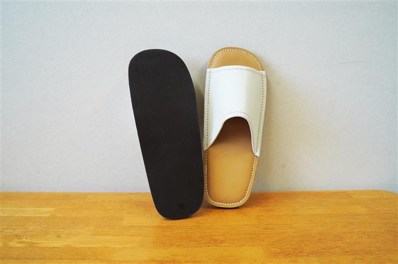 靴職人手作りの本革「スリッパ」 ホワイト×ライトキャメル （S・M） ルームシューズ 部屋履き 雑貨 日用品 革 本革 高級 ギフト プレゼント 贈答 茶色 薄い茶色 キャメル 白 災害 H066-066