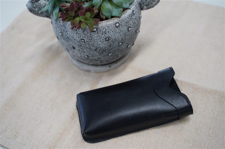 職人手作りの【本革】「スマホポーチ」ブラック ケース 革 携帯ホルダー ポーチ ベルト 黒 コンパクト シンプル おしゃれ 人気 プレゼント H066-083