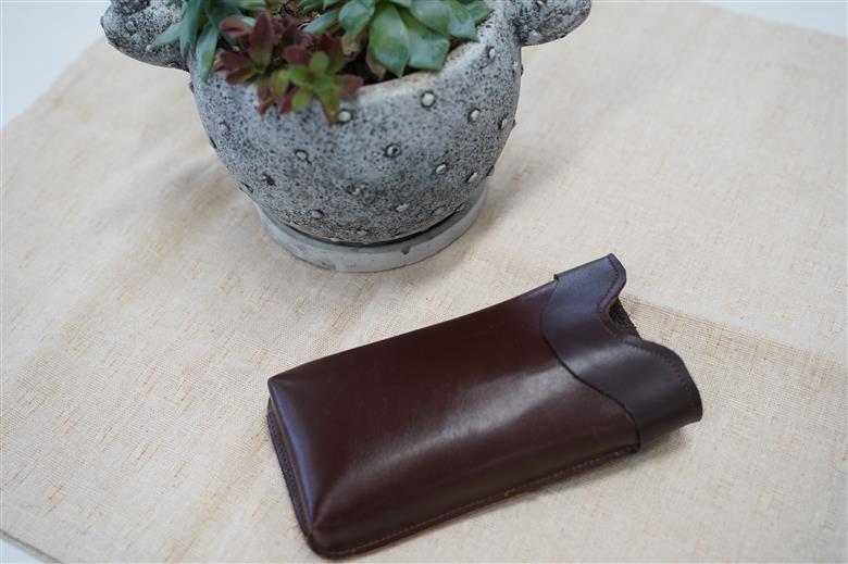 職人手作りの【本革】「スマホポーチ」ブラウン ケース 革 携帯ホルダー ポーチ ベルト 茶 コンパクト シンプル おしゃれ 人気 プレゼント H066-084