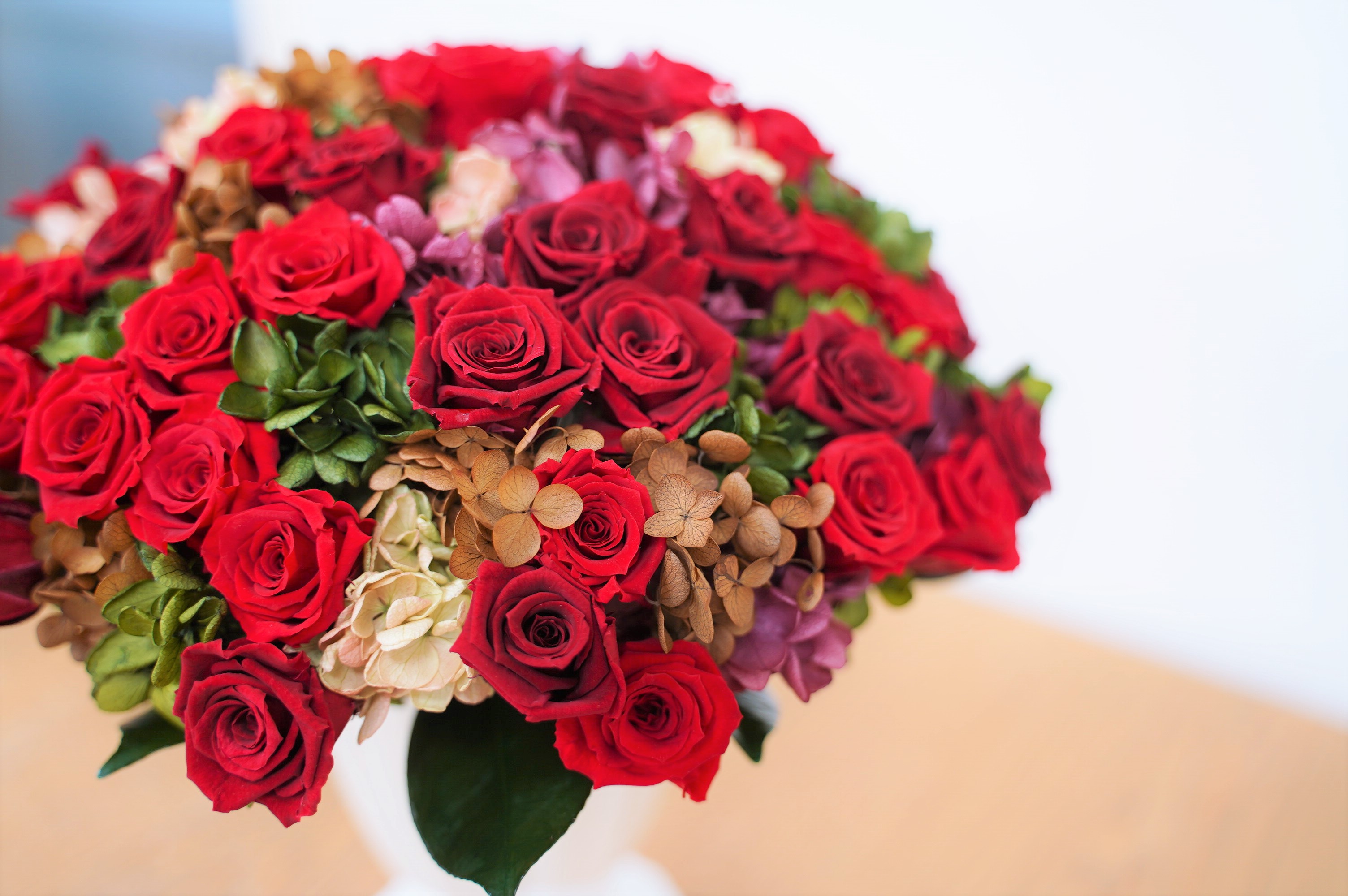 【日付指定可能】プリザーブドフラワーローズ60輪のアレンジメント 薔薇 バラ ギフト プレゼント ラッピング 産地直送 インテリア お花 フラワー ボリューム満点 H193-016