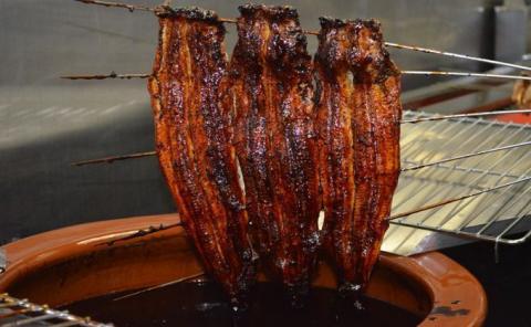 【12月24日受付分まで年内発送】三河一色産 鰻の蒲焼き 1尾 180g以上 うなぎ処はちすか 国産 日本料理 うなぎ 蒲焼 白焼き 真空 冷蔵 大きい うな丼 うな重 ひつまぶし　H026-028