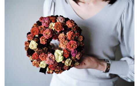 【地産地消】バラづくしの華やぎドライフラワーリース  4色以上のバラを使用 壁掛け可能 インテリア プレゼント H092-060