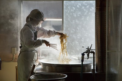 メディア紹介多数！大磯屋製麺所の熟成焼そば（深蒸し仕立て） 10食(平麺) ナポリタンソース1本付き　H014-034