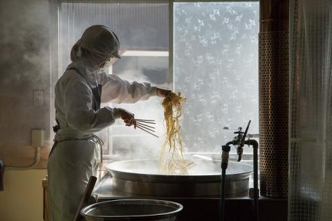 メディア紹介多数！大磯屋製麺所の熟成焼そば（深蒸し仕立て） 20食(平麺) 特製ソース1本・ナポリタンソース1本付き　H014-031
