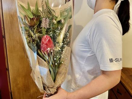 生花でお届け、自宅で簡単ドライフラワーに ユーカリとワイルドフラワーの花束　H143-017