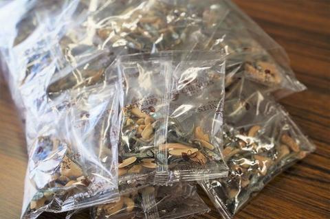 （数量限定）【2025年 年内発送】 手軽に健康習慣 小分けのこざかなアーモンド カシューナッツ入り 480g(16gｘ30袋) おうち時間 おやつ 大満足 美容 健康 栄養豊富 人気 高リピート ナッツ H059-121_Dec