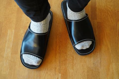 【カーフコンビ】靴職人手作りの本革「プレミアムスリッパ」 ブラック （L・２L) ルームシューズ 部屋履き 雑貨 日用品 革 本革 高級 ギフト プレゼント 贈答 カーフ 子牛 希少 黒 災害 H066-056