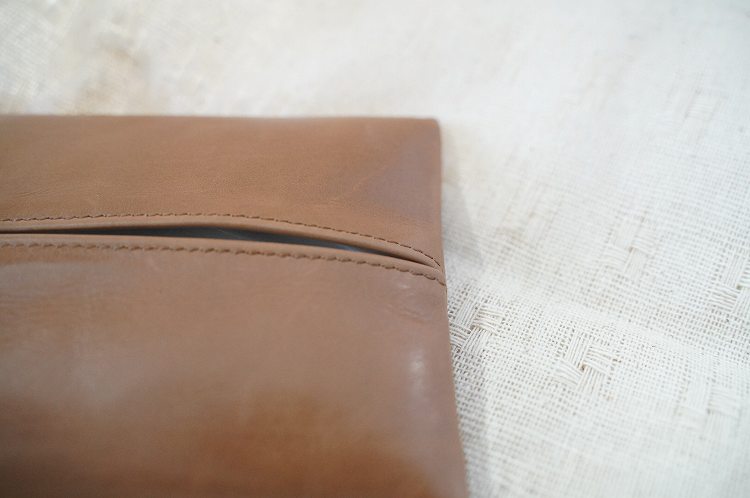 やわらかい本革「ポケットティッシュケース」キャメル 革 ティッシュ ポケットティッシュ 茶 子牛 カーフレザー 薄い 軽い やわらかい 本革 ティッシュカバー H066-063