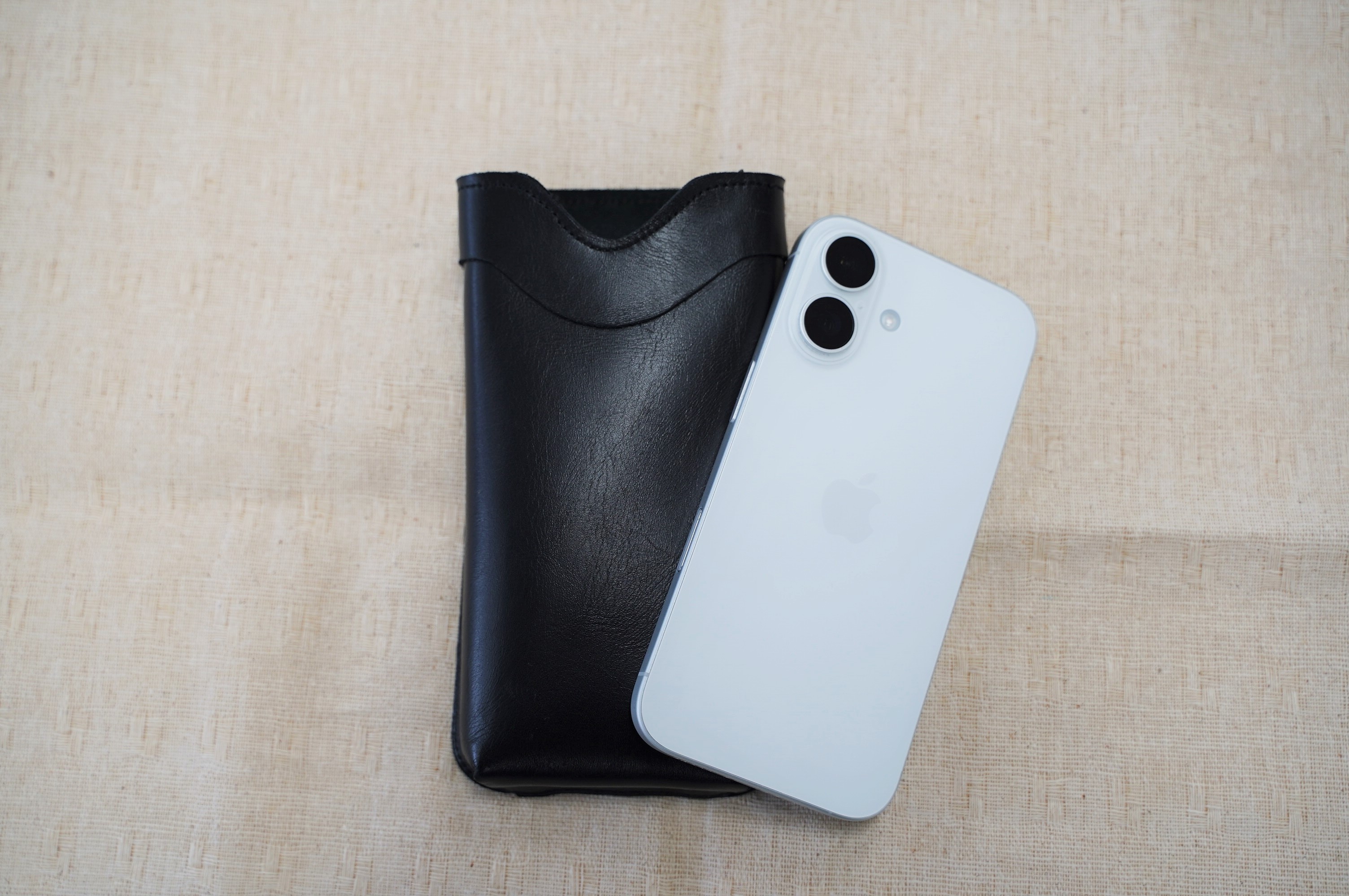 職人手作りの【本革】「スマホポーチ」ブラック ケース 革 携帯ホルダー ポーチ ベルト 黒 コンパクト シンプル おしゃれ 人気 プレゼント H066-083