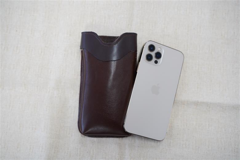 職人手作りの【本革】「スマホポーチ」ブラウン ケース 革 携帯ホルダー ポーチ ベルト 茶 コンパクト シンプル おしゃれ 人気 プレゼント H066-084