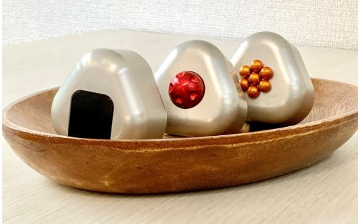 ひんやり冷たいアルミ合金製 KIHOの文鎮 （おむすび形ペーパーウエイト） 結 【ＯＭＵＳＵＢＩ】 梅 KIHO アルミ 合金 金属 おむすび おにぎり うめ ペーパーウェイト H084-043