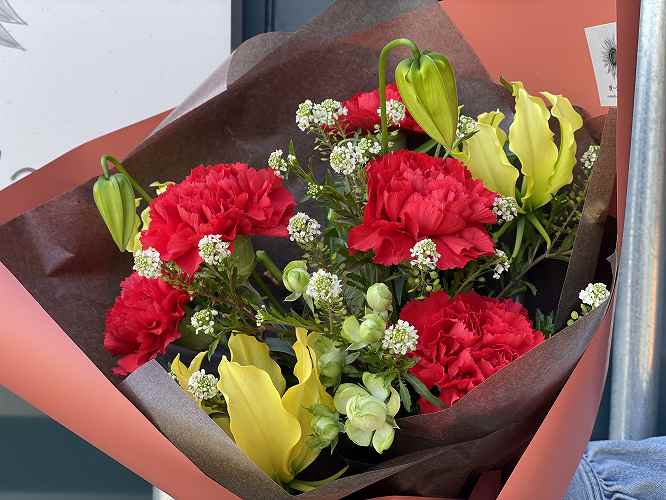 【母の日ギフト】カーネーションを使った新鮮な花束 グロリオサ バラ 赤カーネーション プレゼント 贈り物 贈答 生花 碧南市産 H143-018