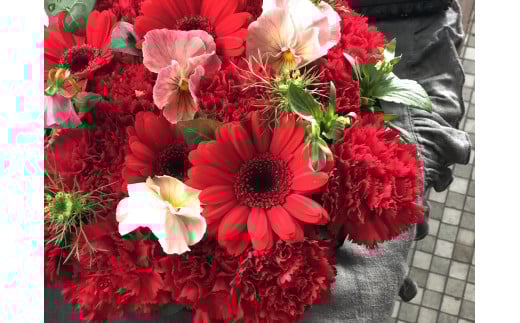 【花瓶いらず！】レッドカーネーションでふわもこケーキのようなフラワーアレンジ！ そのまま飾れる プレゼント 贈り物 還暦 記念日 お誕生日 お祝い 母の日 H174-004