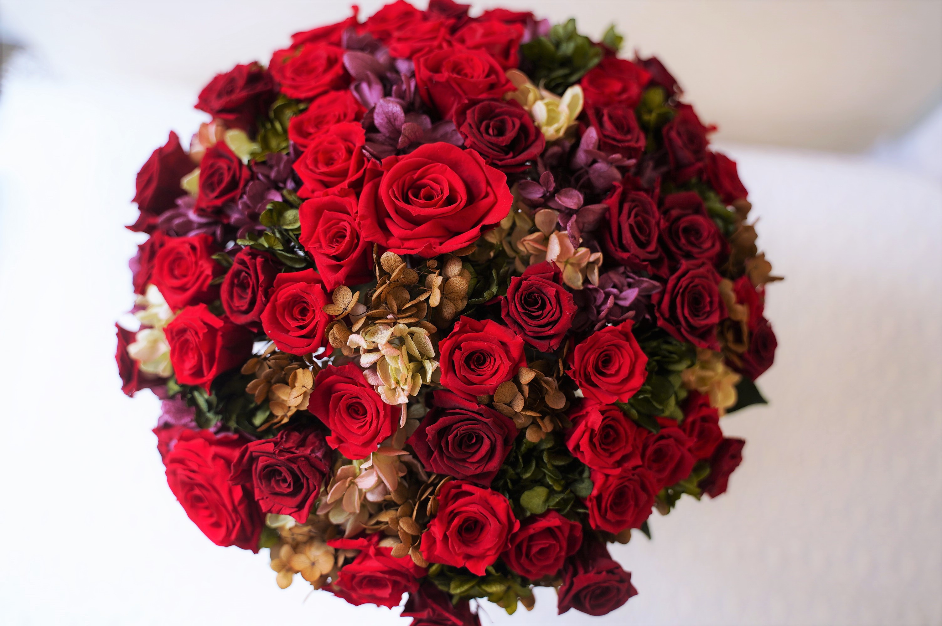 【日付指定可能】プリザーブドフラワーローズ60輪のアレンジメント 薔薇 バラ ギフト プレゼント ラッピング 産地直送 インテリア お花 フラワー ボリューム満点 H193-016