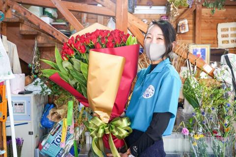 【圧巻の50本】真っ赤なバラの花束　H092-048