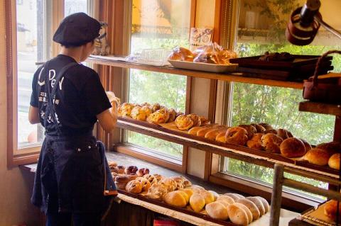 国産小麦・天然酵母　乳卵バター不使用　石窯焼きパンセット　H069-024