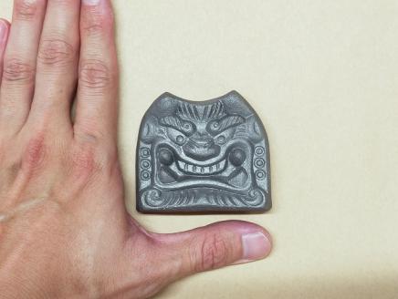 【家の守り神】鬼瓦ペーパーウェイト 1個（睨み顔の鬼瓦 小サイズ）　H104-035