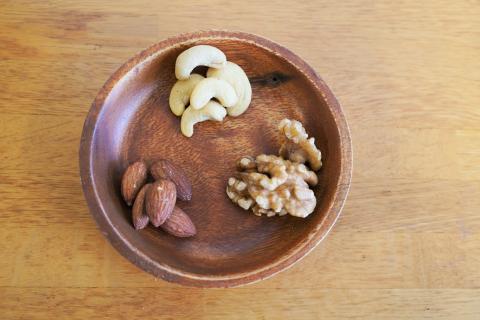 直火焙煎 無塩 素焼き ミックスナッツ チャック付き 1kg × 2袋 計 2kg アーモンド カシューナッツ 生くるみ 3種類 塩 油 不使用 食感 鉄分 食物繊維 バランス栄養食 健康志向 おやつ おつまみ シュクレナッツ nuts 愛知県 碧南市 送料無料 H059-161