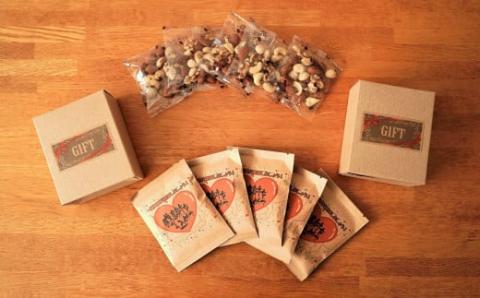 【みんな喜ぶパーティーサイズ】大人数向けのギフトに最適 無塩素焼き4種のミックスナッツ15P＆こだわりの低温焙煎コーヒー15P　贈答 ギフト お歳暮 お中元 プレゼント 贈り物 アーモンド カシューナッツ マカダミアナッツ ドリップコーヒー H059-125