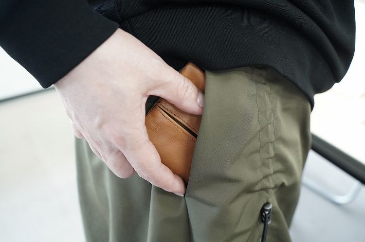 やわらかい本革「ポケットティッシュケース」キャメル 革 ティッシュ ポケットティッシュ 茶 子牛 カーフレザー 薄い 軽い やわらかい 本革 ティッシュカバー H066-063