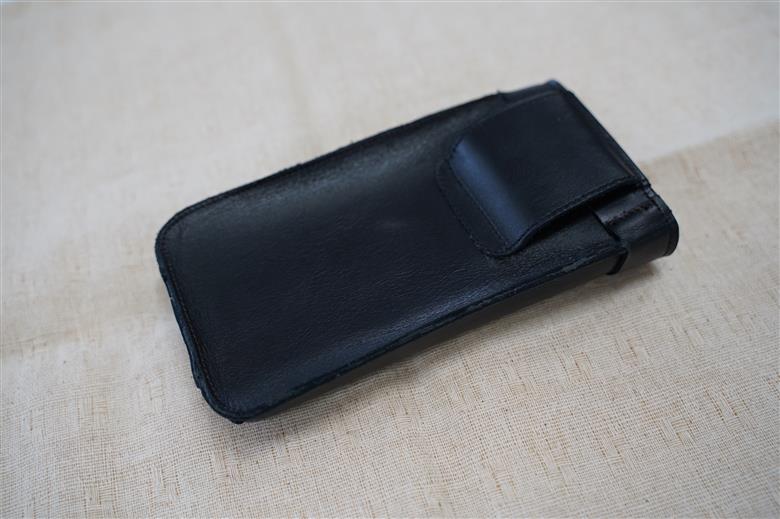 職人手作りの【本革】「スマホポーチ」ブラック ケース 革 携帯ホルダー ポーチ ベルト 黒 コンパクト シンプル おしゃれ 人気 プレゼント H066-083