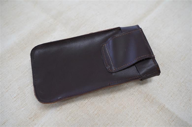 職人手作りの【本革】「スマホポーチ」ブラウン ケース 革 携帯ホルダー ポーチ ベルト 茶 コンパクト シンプル おしゃれ 人気 プレゼント H066-084