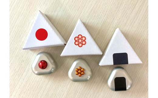 ひんやり冷たいアルミ合金製 KIHOの文鎮 （おむすび形ペーパーウエイト） 結 【ＯＭＵＳＵＢＩ】 梅 KIHO アルミ 合金 金属 おむすび おにぎり うめ ペーパーウェイト H084-043