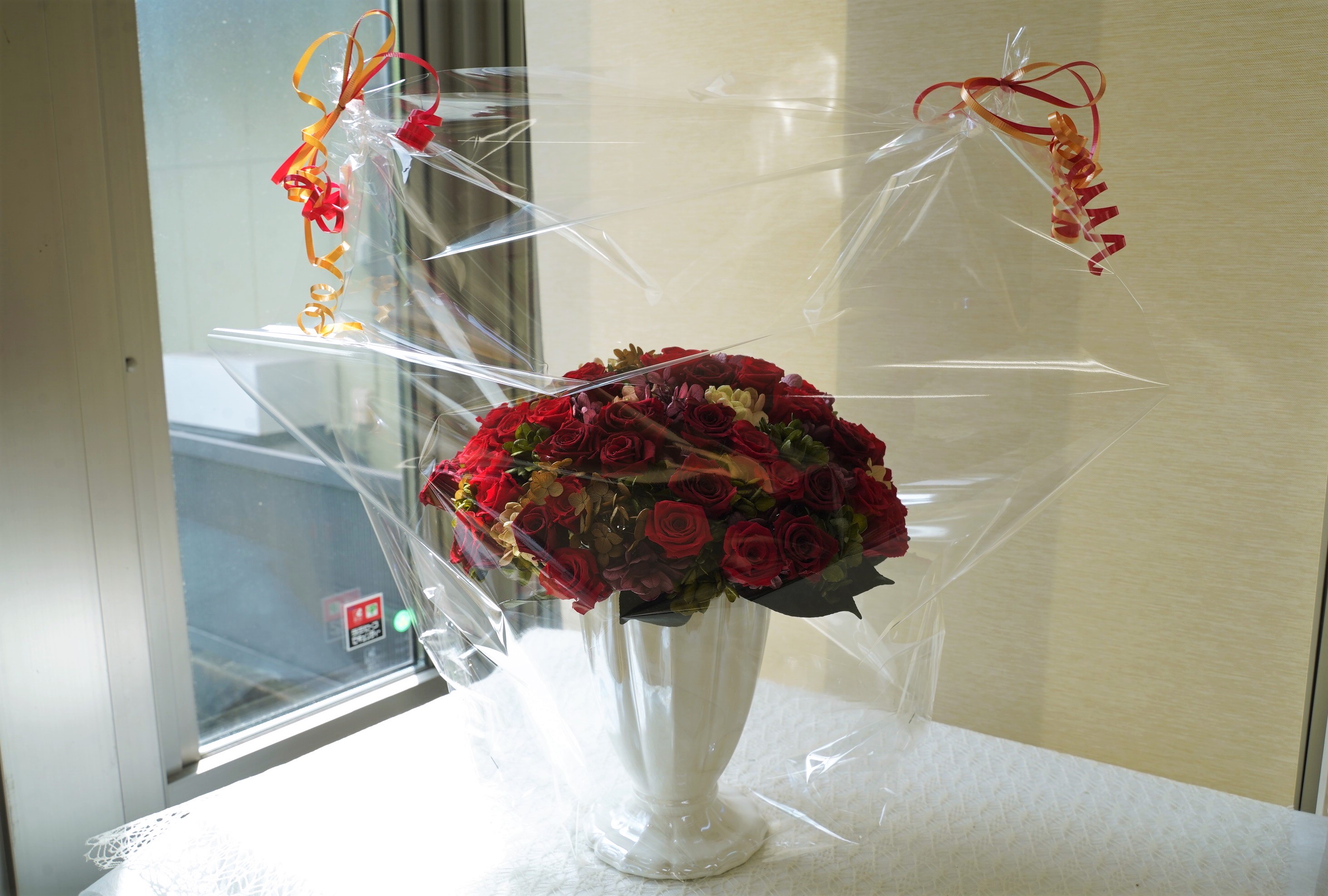 【日付指定可能】プリザーブドフラワーローズ60輪のアレンジメント 薔薇 バラ ギフト プレゼント ラッピング 産地直送 インテリア お花 フラワー ボリューム満点 H193-016