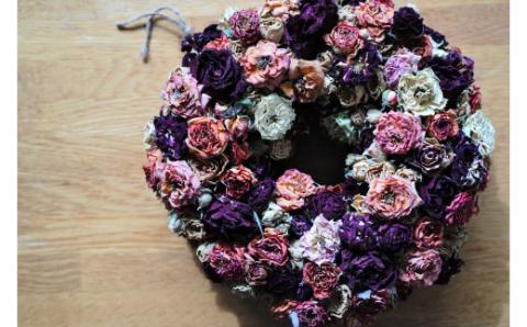 【地産地消】バラづくしの華やぎドライフラワーリース  4色以上のバラを使用 壁掛け可能 インテリア プレゼント H092-060
